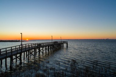 Ocak 2020 'de gün batımında Mobile Körfezi