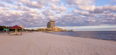 Şubat 2020 'de Mississippi Körfezi kıyısındaki Biloxi plajı