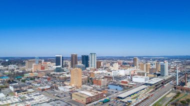 2020 yılının güneşli bir şubat gününde Alabama, Birmingham 'da demiryolu parkından.