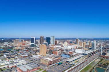 2020 yılının güneşli bir şubat gününde Alabama, Birmingham 'da demiryolu parkından.