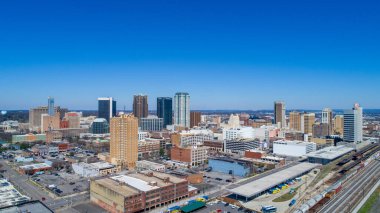 2020 yılının güneşli bir şubat gününde Alabama, Birmingham 'da demiryolu parkından.