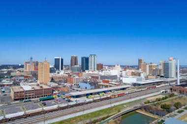 2020 yılının güneşli bir şubat gününde Alabama, Birmingham 'da demiryolu parkından.