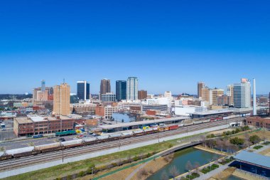 2020 yılının güneşli bir şubat gününde Alabama, Birmingham 'da demiryolu parkından.