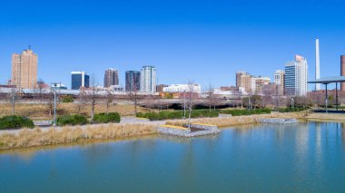 2020 yılının güneşli bir şubat gününde Alabama, Birmingham 'da demiryolu parkından.