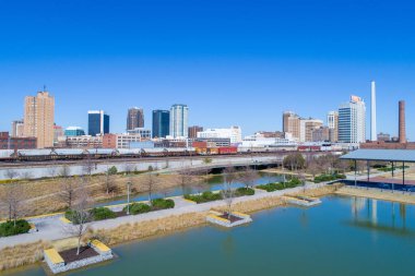 2020 yılının güneşli bir şubat gününde Alabama, Birmingham 'da demiryolu parkından.