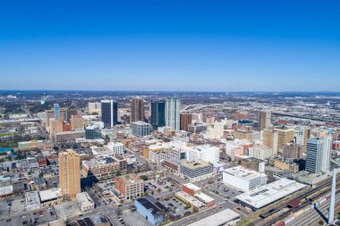 2020 yılının güneşli bir şubat gününde Alabama, Birmingham 'da demiryolu parkından.