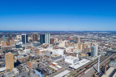 2020 yılının güneşli bir şubat gününde Alabama, Birmingham 'da demiryolu parkından.