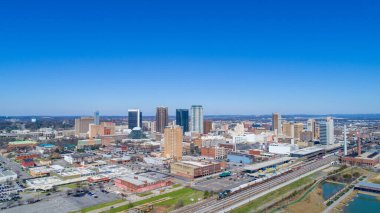 2020 yılının güneşli bir şubat gününde Alabama, Birmingham 'da demiryolu parkından.