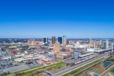 2020 yılının güneşli bir şubat gününde Alabama, Birmingham 'da demiryolu parkından.