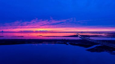 Gün batımında Alabama Mobil Körfezi 'nin havadan görüntüsü 