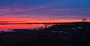 Gün batımında Alabama Mobil Körfezi 'nin havadan görüntüsü 