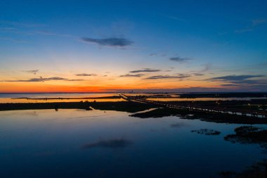 Günbatımında Alabama Körfezi 'nde Mobil Körfez 