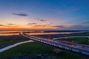 Günbatımında Alabama Körfezi 'nde Mobil Körfez 