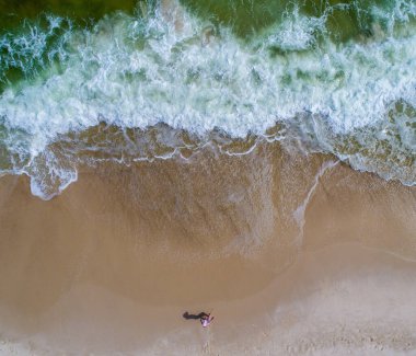Florida 'daki Perdido Key plajında dalgaların çarpışını gösteren hava manzarası. 