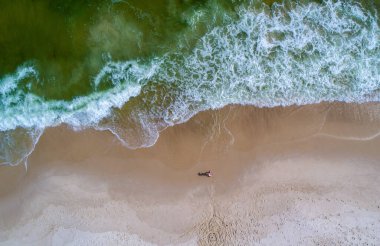 Florida 'daki Perdido Key plajında dalgaların çarpışını gösteren hava manzarası. 