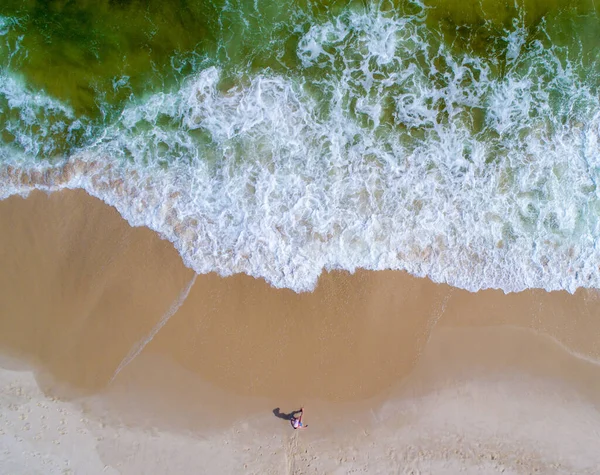 Florida 'daki Perdido Key plajında dalgaların çarpışını gösteren hava manzarası. 