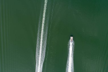 Ole Nehri 'ndeki Orange Beach, Alabama' daki bir teknenin havadan görüntüsü. 