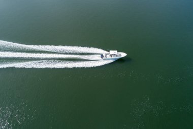 Ole Nehri 'ndeki Orange Beach, Alabama' daki bir teknenin havadan görüntüsü. 