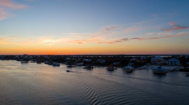 Orange Beach, Alabama 'da gün batımında Ono Adası 
