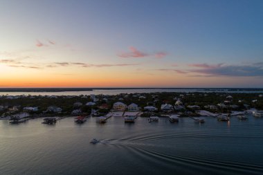 Orange Beach, Alabama 'da gün batımında Ono Adası 