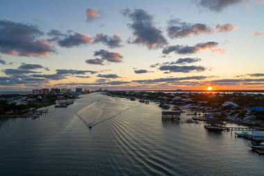 Perdido Key Sahili, Florida ve Ono Adası, Alabama gün batımında