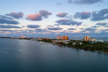 Perdido Key Sahili, Florida ve Ono Adası, Alabama gün batımında