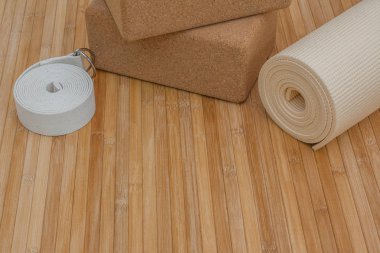 Yoga minderi ve bambu hasır yoga dersine hazır aksesuarlar