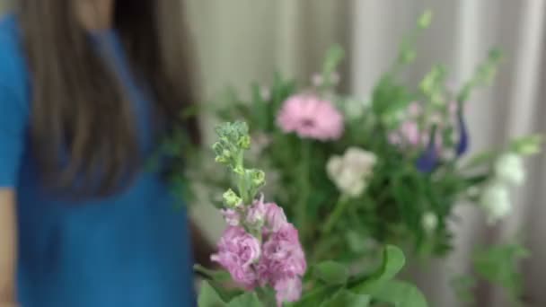 Bukett beslutsprocessen i blomma salong närbild 4k. — Stockvideo