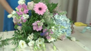 Kız Çiçekçi Çiçek sapları buket yakın çekim 4 k keser.