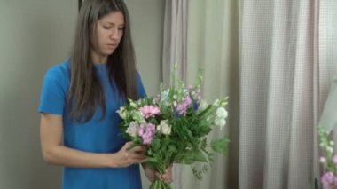 Çekici otuz yaşındaki kadın çiçekçi bir buket çiçek dükkanında 4 k yapar..