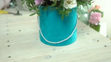 Özel çiçek kağıt tüp saten kağıt şapka kutusu yakın çekim 4k ile.