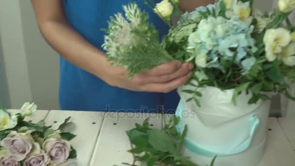 Florist composes the composition in the hat box close-up 4k. — Stock Video
