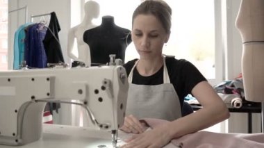 Yeni bir elbise Hd yakın çekim çalışma sürecinde terzi.