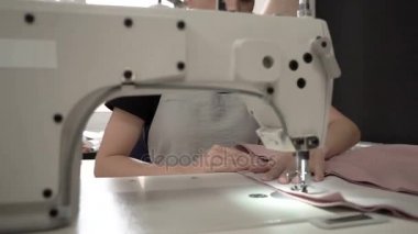 Bir dikiş makinesi yakın çekim çalışmalarına dikiş stüdyoda çalışan Hd.