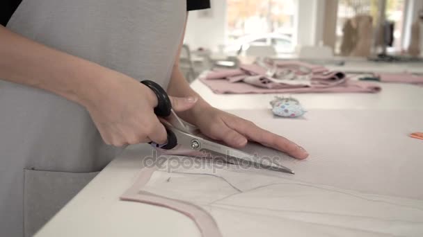 Diseñador de moda vestidos de 20s chica en el trabajo con tijeras y tela de cerca HD . — Vídeos de Stock