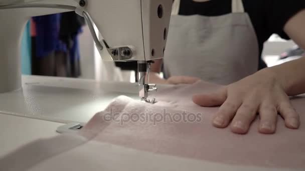 Il processo di lavorare su un vestito in uno studio di cucito. Cucitrice al lavoro su una macchina da cucire primo piano HD . — Video Stock