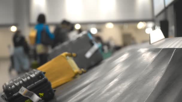 Baggage moving along line and people having time in interior of international airport. — Stock Video