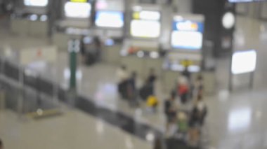 Yürüyen ve Asya şehrinde zaman geçiren insanlar..