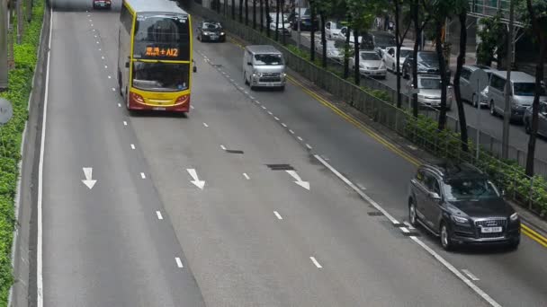 Hongkong, Kina - august 2019: Biler og busser kjører på gatevei i asiatisk by på sommerdagen . – stockvideo