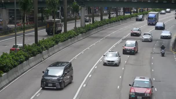 Hongkong, China - agosto de 2019: imágenes de CCTV de alta definición de la carretera urbana de la autopista de la ciudad con los coches de conducción. control de velocidad vigilancia electrónica . — Vídeos de Stock