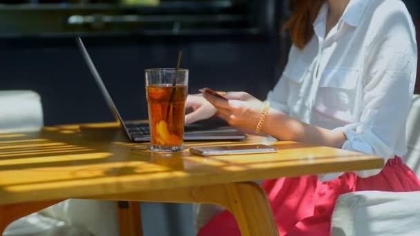 Amerikansk kvinna gör online-köp med kreditkort och bärbar dator vid cafébordet. — Stockvideo