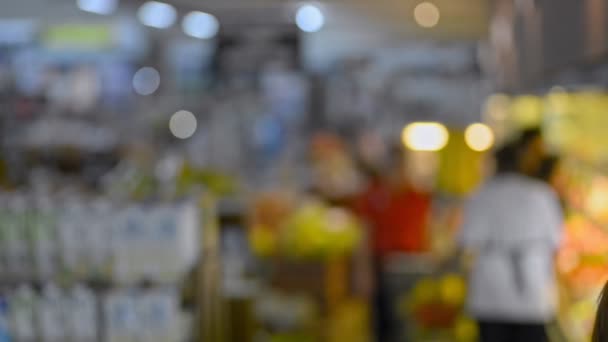 Wazig zicht op mensen klanten lopen en kopen in Aziatische supermarkt. — Stockvideo