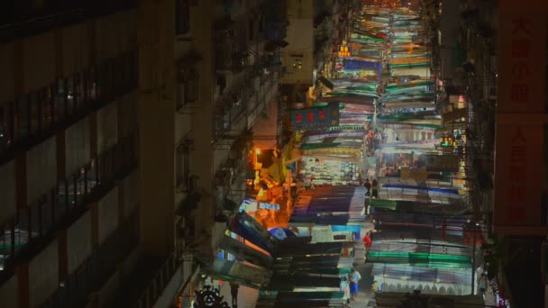 Hongkong, china - august 2019: obere Ansicht des beleuchteten, überfüllten asiatischen Street-Food-Marktes bei Nacht — Stockvideo