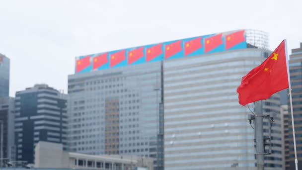 Kinesisk flagga på stadens gata i asiatisk metropol på sommardagen. — Stockvideo