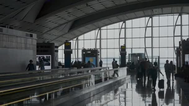 Hongkong, Kína - 2019. augusztus: váróterem a nemzetközi repülőtéren kapukkal. gyalogos üzleti utasok poggyász sziluettekkel — Stock videók