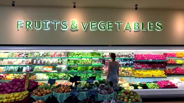 Affärskvinna på bakgrund shopping matmarknad frukt och hälsa gröna grönsaker., 4k — Stockvideo