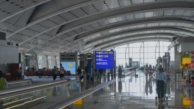 Hong Kong, Çin - Ağustos 2019: bagaj taşıyan insanlar havaalanı salonunda yürüyor. Kapıdan uçağa. Yurtdışı, uluslararası konsept