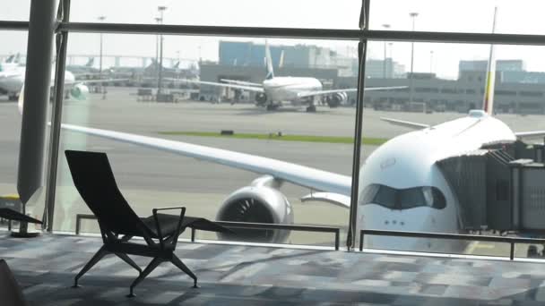 Empty international airport terminal waiting room lounge with seat. — Stock Video