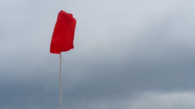 Asya şehrinde yaz günü mavi gökyüzünün arka planında dalgalanan Çin bayrağı.