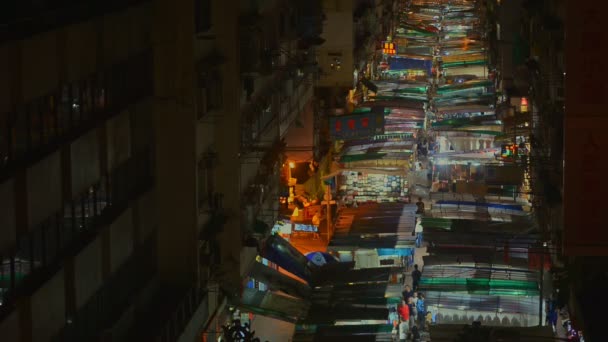 Vue de dessus du marché de nuit et des personnes dans la ville asiatique le soir d'été . — Video
